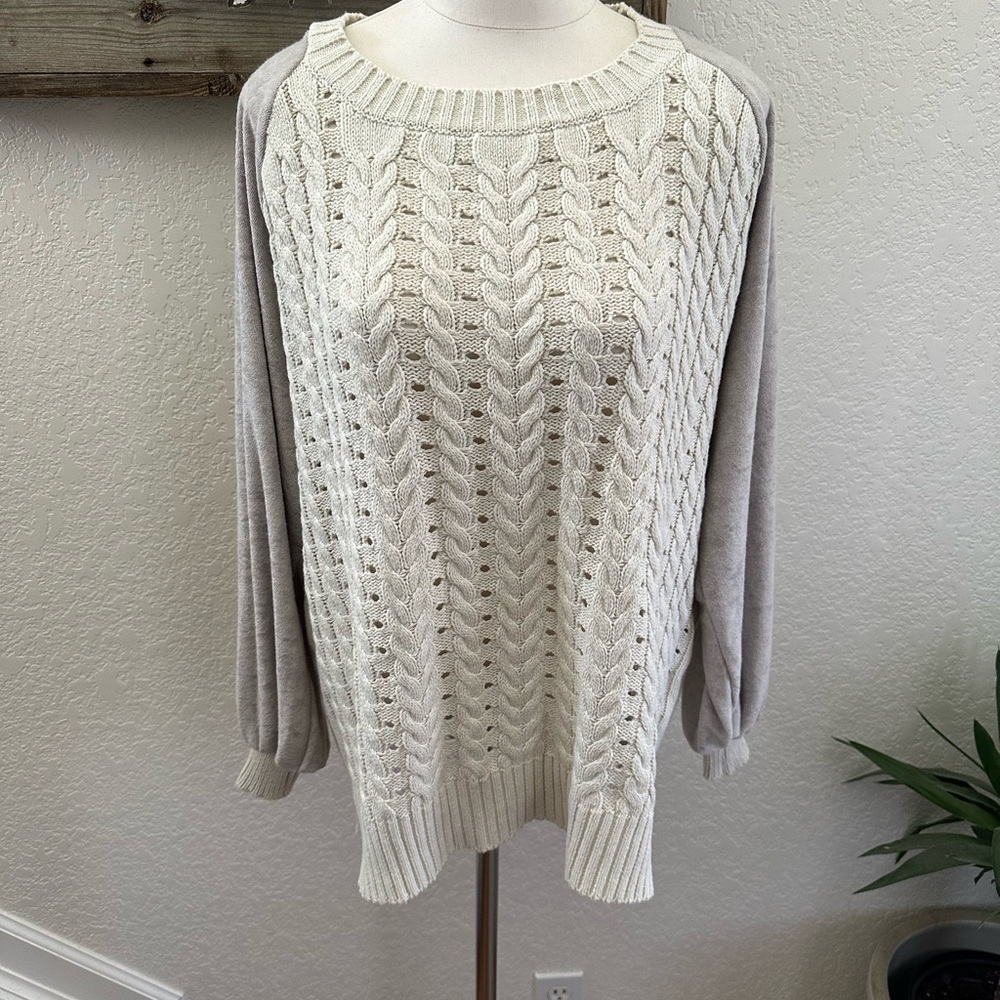 Boutique ACOA Cream Cable Knit Sweater gray sleeves size L NWT‎